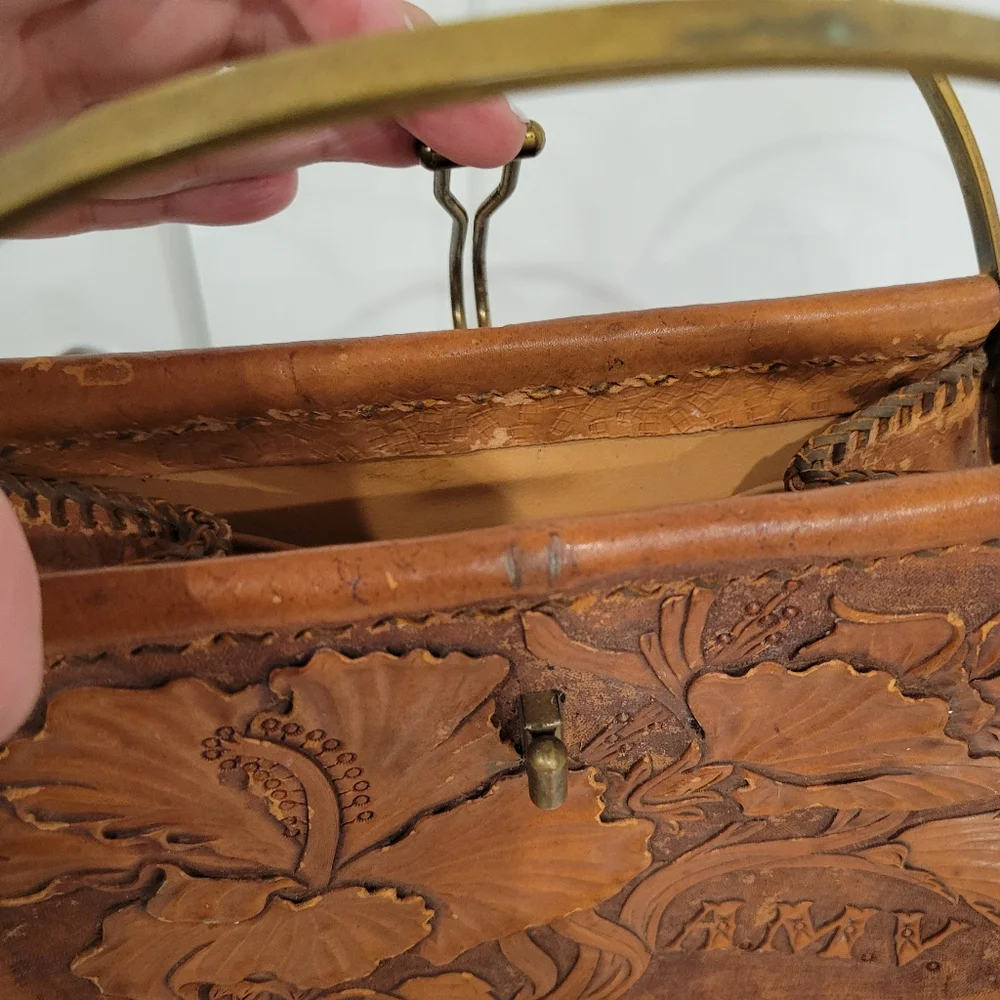 VINTAGE LEATHER HAND TOOLED PURSE WITH SUEDE INTERIOR. BRASS HARDWARE - Picture 2 of 15